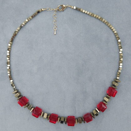 Бусы алых кубических кварцев с цепочкой-удлинителем.