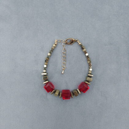 Браслет из алых кубических кварцев