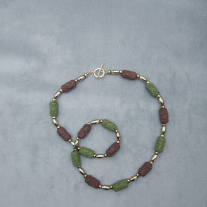 Бусы из вулканической лавы, на замке "тогл"(зеленого и коричневого цвета).