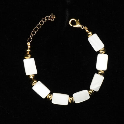 Браслет сливочный перламутр-каре